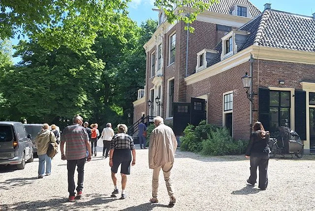 Ouderen sporten tijdens natuurwandeling